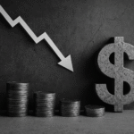 Seta apontando para baixo ao lado de moedas simboliza o impacto da baixa produtividade na economia brasileira