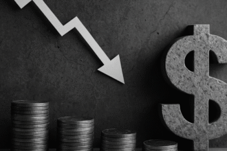 Seta apontando para baixo ao lado de moedas simboliza o impacto da baixa produtividade na economia brasileira